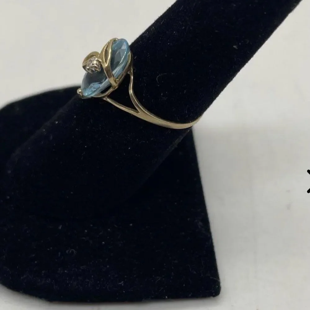 10 K Aquamarine and diamond ring